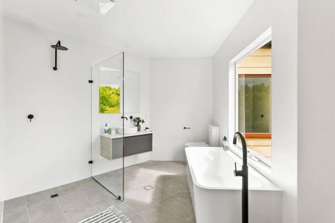 MANHATTAN STYLE 3 STORY LUXURY IN ST PETERS - Port Augusta Accommodation 3