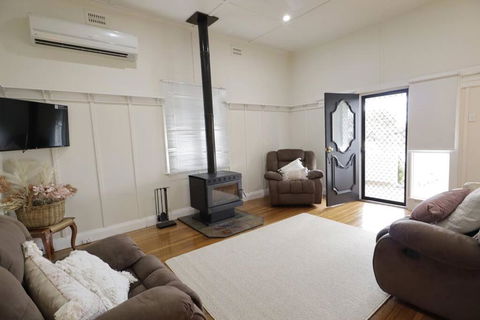 Manor Cottage - Port Augusta Accommodation 0