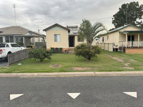 Massive 3 Bedroom Home With Backyard - Port Augusta Accommodation 3