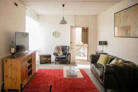 Mid-century Gem - Geelong CBD - Port Augusta Accommodation 2