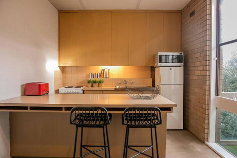 Mid-century Gem - Geelong CBD - Port Augusta Accommodation 3