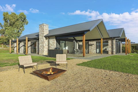 Mayple Peaks - Port Augusta Accommodation 0