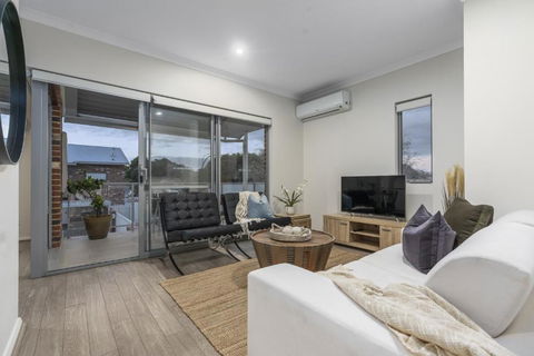 Modernista Getaway Your Airport Retreat - Port Augusta Accommodation 0