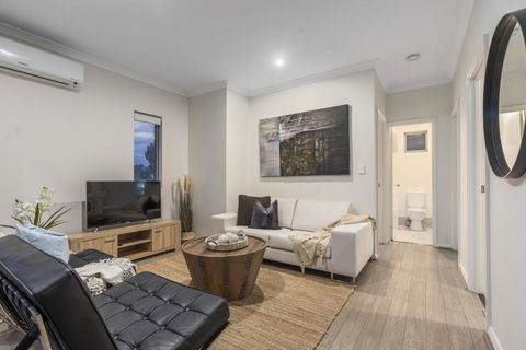 Modernista Getaway Your Airport Retreat - Port Augusta Accommodation 3