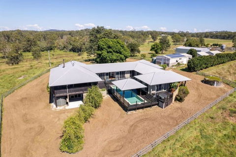 Mountain Majesty With Poolside Relaxing Getaway - Port Augusta Accommodation 2