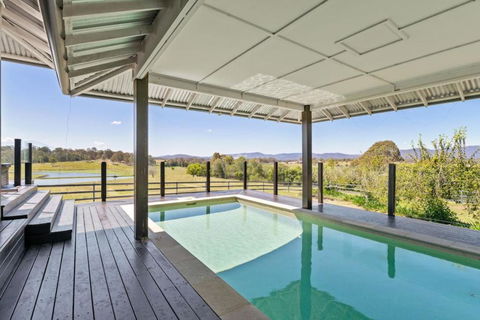Mountain Majesty With Poolside Relaxing Getaway - Port Augusta Accommodation 3
