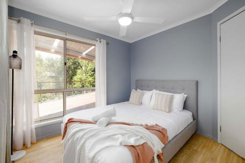 NEW 3BR Serene Creekside Retreat In Helensvale - Port Augusta Accommodation 2