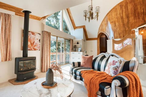 Olinda Enchanted Tower Spa Gas Log Fire And Netflix - Port Augusta Accommodation 0