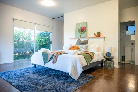 Peaceful Hills Escape: Charming 2-Story Retreat - Port Augusta Accommodation 0