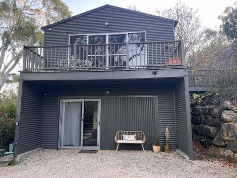 Peaceful Hills Escape: Charming 2-Story Retreat - Port Augusta Accommodation 1