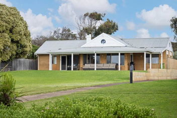 Pelicans View A Riverside Retreat with Port Augusta Accommodation