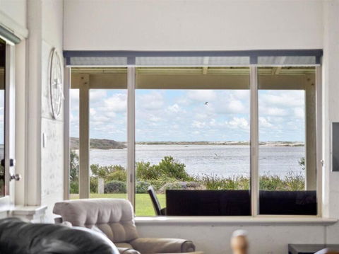 Pelicans View A Riverside Retreat - Port Augusta Accommodation 3