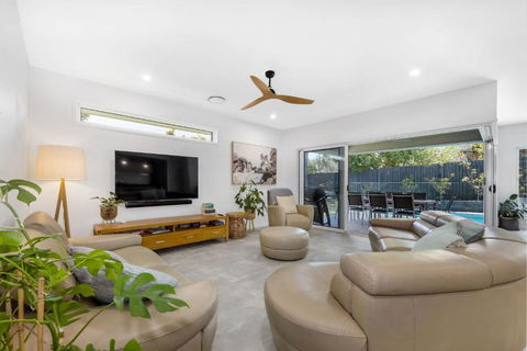 Pet Friendly Holiday Home With Pool On Alex - Port Augusta Accommodation 2