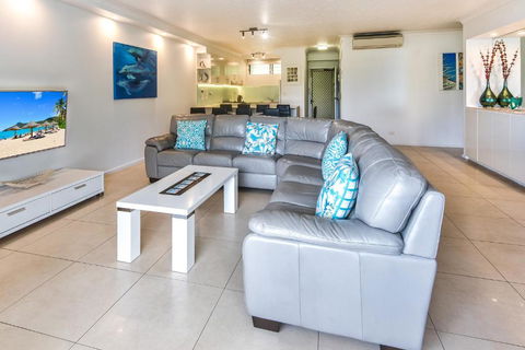 POINCIANA 101 HAMILTON ISLAND CENTRALLY LOCATED 3 BEDROOM, Plus BUGGY!! - Port Augusta Accommodation 3