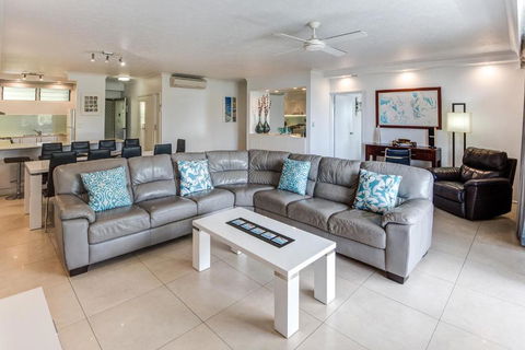 POINCIANA 101 HAMILTON ISLAND CENTRALLY LOCATED 3 BEDROOM, Plus BUGGY!! - Port Augusta Accommodation 2