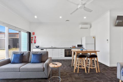 Port Lincoln Shark Apartment 6 - Port Augusta Accommodation 1