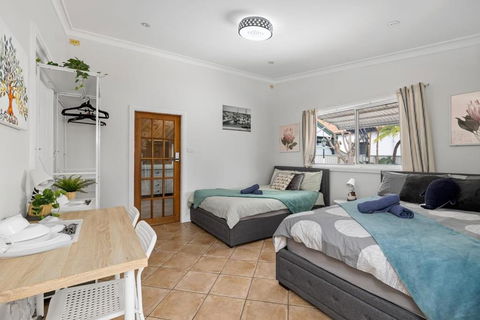 Quadruple Ensuite Room - Nearby Stations & Shops - Port Augusta Accommodation 0