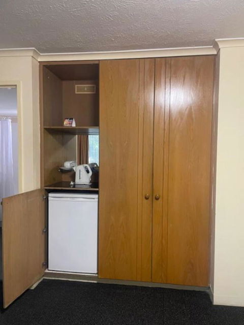 Quiet Unit In Leafy Hotel - Port Augusta Accommodation 1