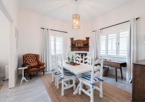 Pretty Pink Queenslander With Spectacular Views! - Port Augusta Accommodation 2