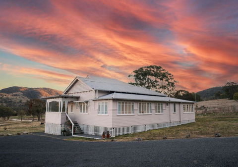 Pretty Pink Queenslander With Spectacular Views! - Port Augusta Accommodation 0