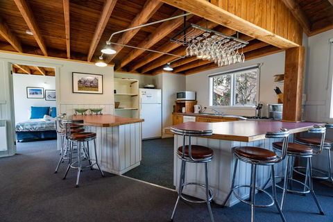 Banjo's Chalet, Alpine-getaways - Port Augusta Accommodation 2