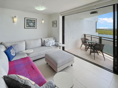 Relaxing Escape: Pool, Tennis Court, Garden Terrace & Water Views - Port Augusta Accommodation 1