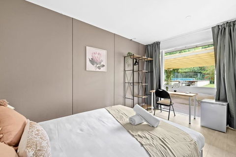 Relaxed Queen Room - Serene Spot At Pymble - Shared Bathroom - Port Augusta Accommodation 2