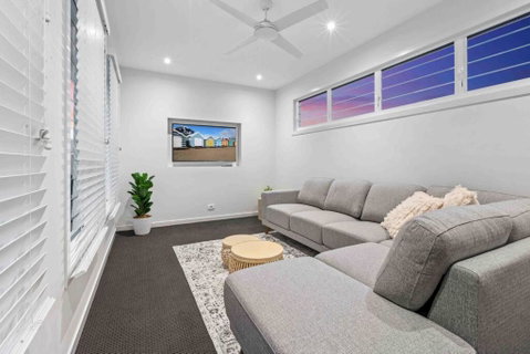 Redcliffe CBD Family Beach House - Port Augusta Accommodation 2