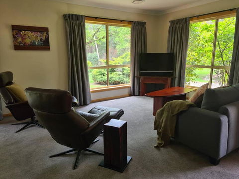 REDGUM RETREAT BRIGHT - Luxury Spa Villa - Port Augusta Accommodation 2