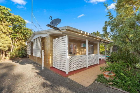 Relaxed Urangan Living At The Poolside Bungalow - Port Augusta Accommodation 3