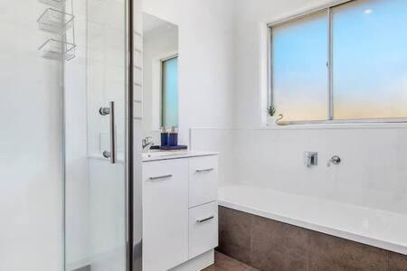 Residence At 165 Great For Large Groups Sleeps 11 - Port Augusta Accommodation 2