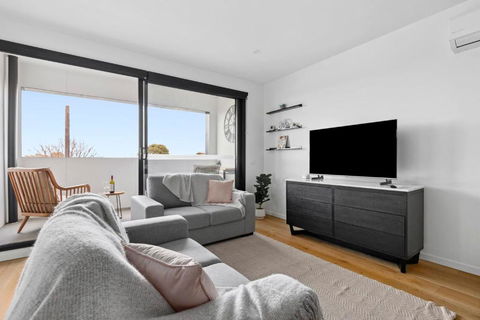 Retreat On Bellerine I 2BR Apartment I Geelong CBD - Port Augusta Accommodation 0