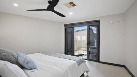 Riptides Booker Bay -Waterfront Apartment, Walk To Shops & Cafes - Port Augusta Accommodation 3