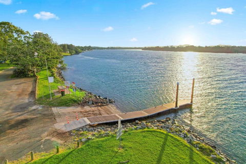 Riverside Breeze - Luxury Family Retreat With Pool - Port Augusta Accommodation 3