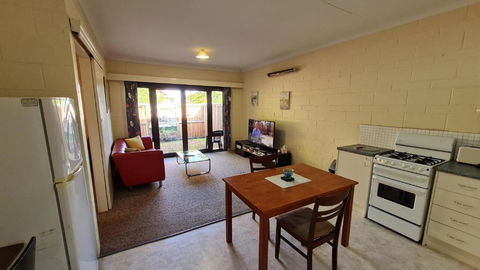 Rise N Shine - Affordable 50sqm Garden Apartment - Port Augusta Accommodation 3