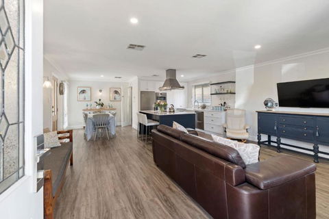 Rose Cottage 3B Hutchinson St Goolwa - Linen Included - Port Augusta Accommodation 2