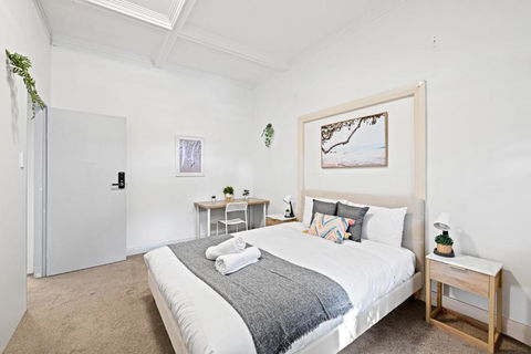 Rustic Queen Room - Seconds To Stores & Eateries - Shared Bathroom - Port Augusta Accommodation 1