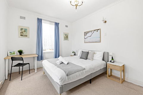 Rustic Queen Room - Seconds To Stores & Eateries - Shared Bathroom - Port Augusta Accommodation 3