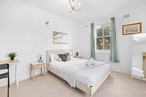 Rustic Queen Room - Seconds To Stores & Eateries - Shared Bathroom - Port Augusta Accommodation 2