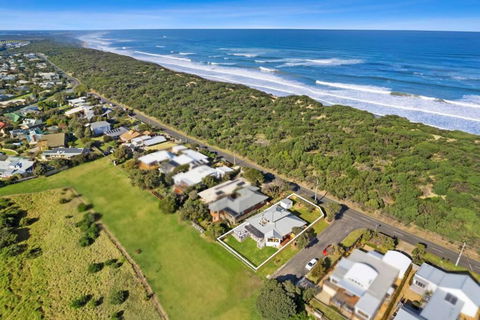 SALTWATER HOUSE - Opposite The Beach And Views Over The Lake! - Port Augusta Accommodation 0