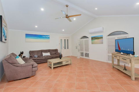 Sandy Shores - 5 Marlin Circuit Hat Head - Port Augusta Accommodation 1