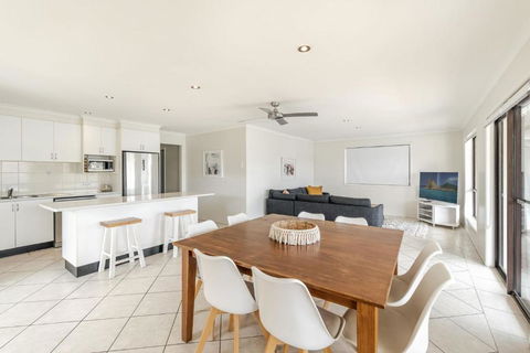 Sandy Shores - Absolute Waterfront & Swimming Pool - Port Augusta Accommodation 3
