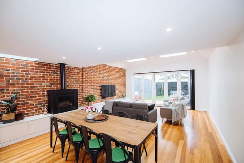 SENSATIONAL Renovated Cottage In Beautiful Seddon - Port Augusta Accommodation 2