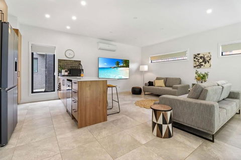 Storey Time I 2BR Townhouse For Melbourne Travel - Port Augusta Accommodation 1