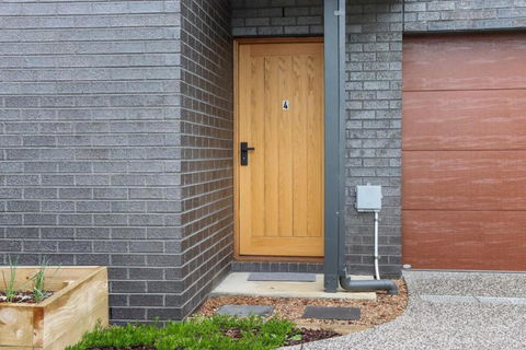 Storey Time I 2BR Townhouse For Melbourne Travel - Port Augusta Accommodation 3