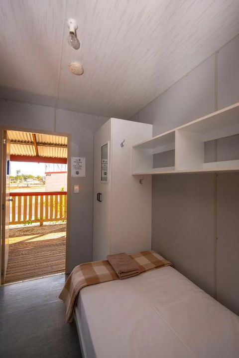 STORK RD BUDGET ROOMS - PRIVATE ROOMS WITH SHARED BATHROOMS Access To POOL - Port Augusta Accommodation 1