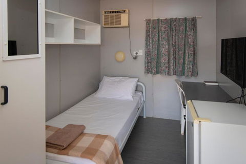 STORK RD BUDGET ROOMS - PRIVATE ROOMS WITH SHARED BATHROOMS Access To POOL - Port Augusta Accommodation 2