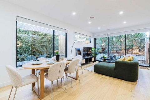 Stylish 4BR Family Townhouse With Private Courtyard - Port Augusta Accommodation 0