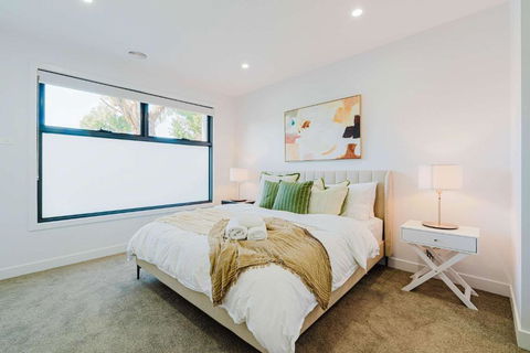 Stylish 4BR Family Townhouse With Private Courtyard - Port Augusta Accommodation 2
