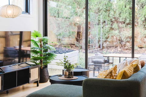 Stylish 4BR Family Townhouse With Private Courtyard - Port Augusta Accommodation 3